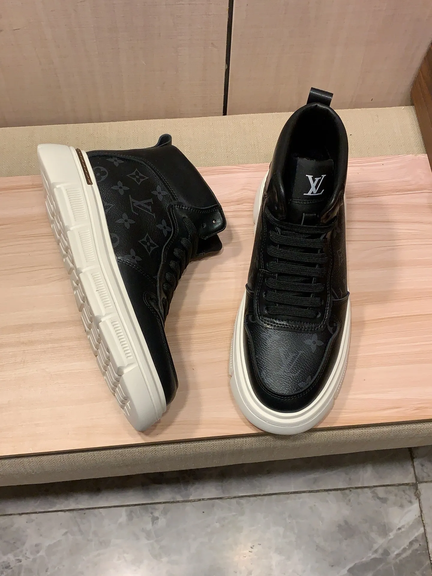 High-top men's shoes 💰442💰💰🎩🎩[Lightning][Lightning] "Lv*" The latest • popular casual shoes, top brand [Seduce] luxury~purchase, top~quality. [Strong] The upper is made of imported breathable cowhide with material ➕ breathable sheepskin feet (•) and fine workmanship. The original stylish and stylish soft rubber wear-resistant and non-slip outsole is light and comfortable on the feet. The real thing looks better when photographed. 122: code: 38-44, 2️⃣ colors selected